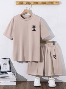 SHEIN 青少年男童两件套休闲运动学院风复古圆领卡其色T恤和长裤套装，饰有章节图案，适合生日派对、晚宴、演出、婚礼、洗礼、开幕式等场合，日常穿着舒适，适合上学、旅行、运动，也适合春夏季节穿着。 - 卡其色 - 查看 5