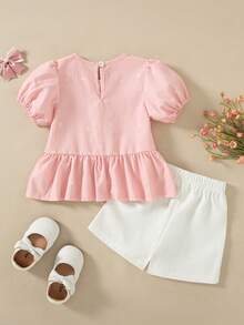 Souflis Souflis Nouveau ensemble mode été français pour bébé fille, avec Top à col rond et manches courtes avec imprimé nœud délicat, décoré d'un ourlet à volants, assorti à un short blanc avec accent nœud. Tenue adorable et à la mode, convient pour l'école, les sorties et les jeux. - Rose bonbon - Voir 3