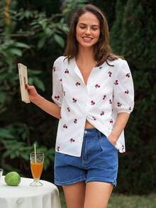 Dayvera Áo sơ mi nữ mùa hè kiểu dáng thường ngày thêu hình quả anh đào, áo kiểu nữ thanh lịch màu trắng đỏ in hình quả anh đào cổ chữ V tay phồng cài cúc phía trước, áo kiểu mùa hè xuân đi nghỉ mát biển, áo sơ mi cài cúc hình quả anh đào, áo sơ mi dễ thương cho nữ, áo kiểu nữ thường ngày hiện đại cho mùa hè sành điệu. - trắng - Xem 1