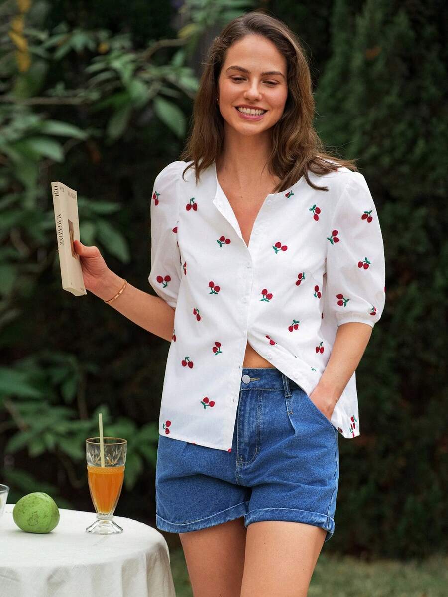 Dayvera Áo sơ mi nữ mùa hè kiểu dáng thường ngày thêu hình quả anh đào, áo kiểu nữ thanh lịch màu trắng đỏ in hình quả anh đào cổ chữ V tay phồng cài cúc phía trước, áo kiểu mùa hè xuân đi nghỉ mát biển, áo sơ mi cài cúc hình quả anh đào, áo sơ mi dễ thương cho nữ, áo kiểu nữ thường ngày hiện đại cho mùa hè sành điệu. - trắng - Xem 1