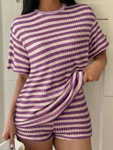 SHEIN EZwear Conjunto casual de 2 piezas de camiseta de manga corta de cuello redondo a rayas y pantalones cortos para mujer, de verano - Lila Púrpura - Ver 3
