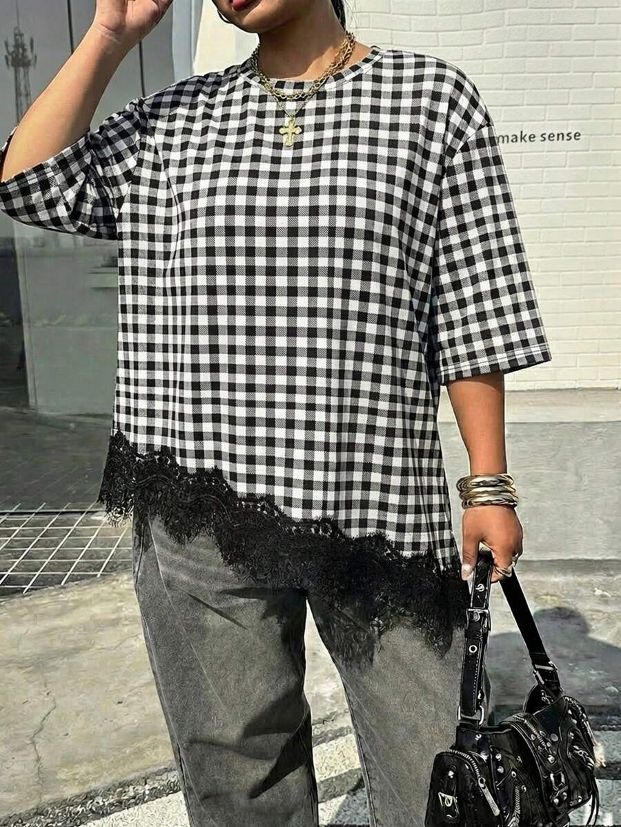 Muchica 大码女式黑白格纹圆领短袖T恤，饰有撞色蕾丝和不对称下摆。适合夏季、日常通勤、约会、派对以及秋冬夏季穿着。 - 黑與白 - 查看 1