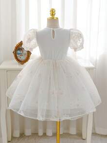 SHEIN Glamorique Kids Toddler Girls' Princess Dress, White Mesh 3D Floral Skirt, Ruffle, Puff Sleeve, Flower Girl, Birthday Party Flower Girl Holiday, Wedding Wedding Formal Dress, Cute, Lovely Floral Dress, European And American Style Summer Elegant - White - View 2