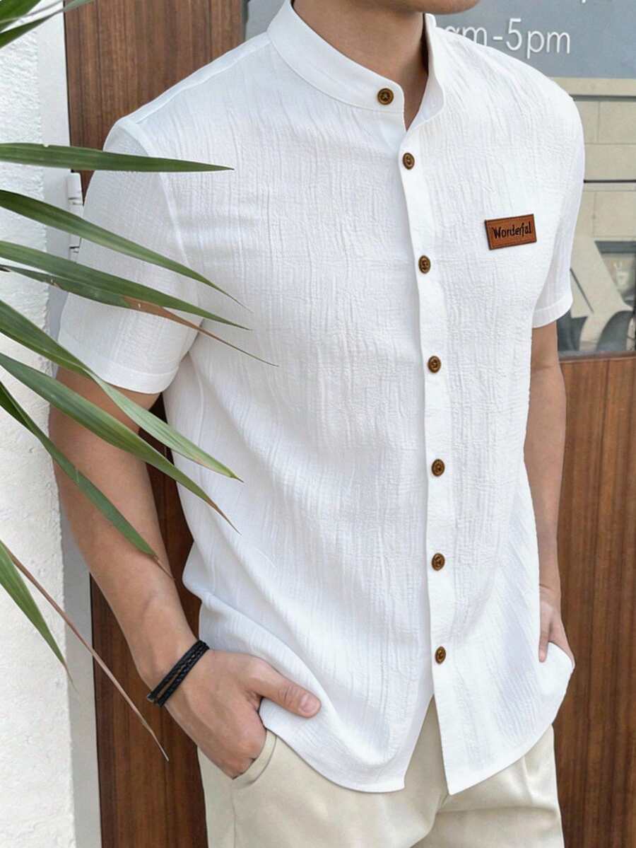 SHEIN 青少年男童纯色单排扣短袖休闲纹理衬衫，舒适休闲学院风，百搭，柔软透气，适合日常穿着、上学、旅行、夏季海滩度假等场合。黑色短袖衬衫