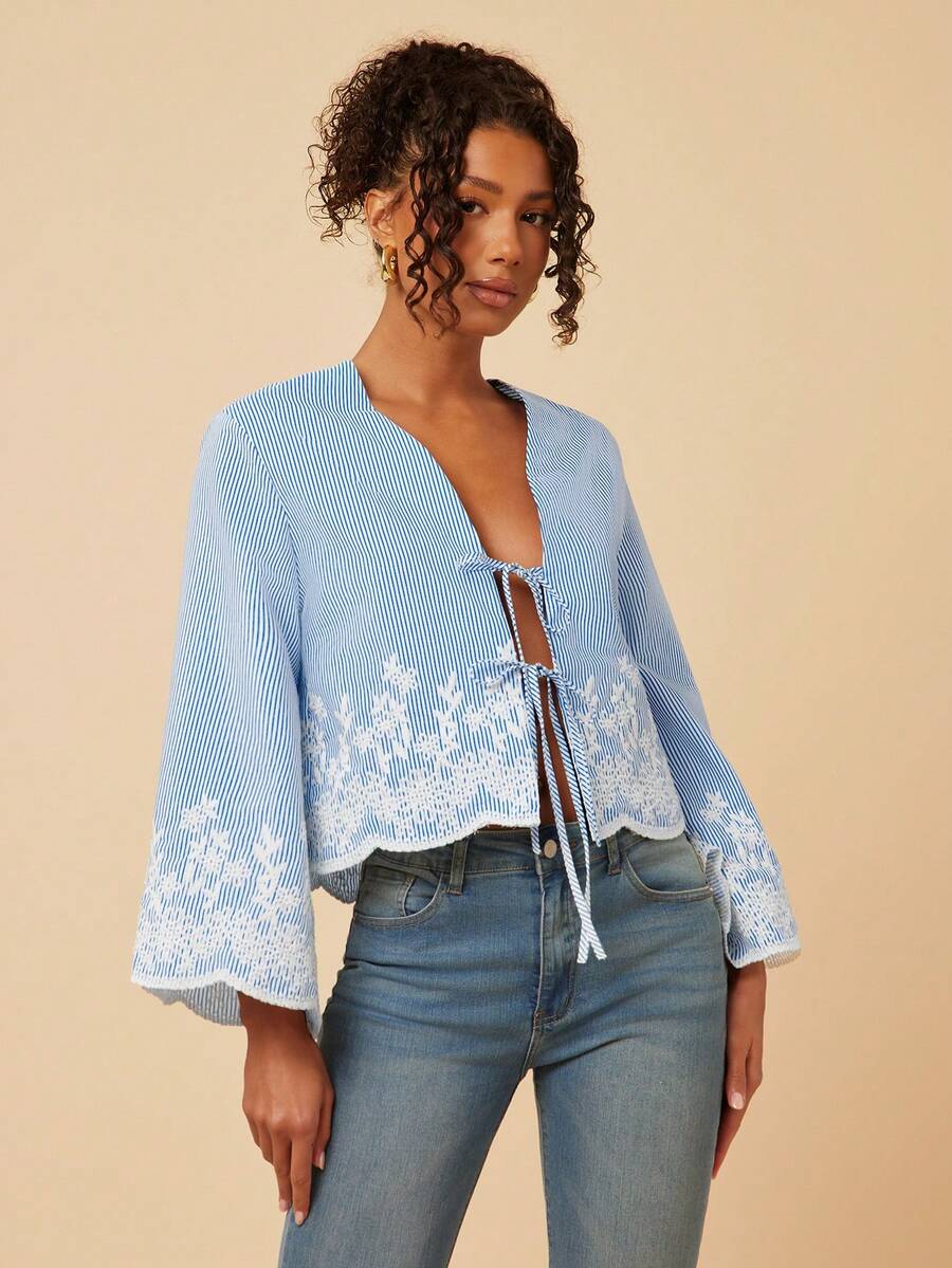 Travachic 黑色深V领梭织衬衫，喇叭袖，通体印花，波西米亚风系带上衣，适合度假、下午茶、婚礼季、海滩游轮假期、城市自驾游、波西米亚风假期、音乐节、海滩装扮、复活节、海滩等场合，优雅百搭。 - 藍白色 - 查看 1