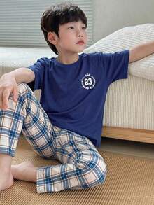 男童蓝色圆领短袖上衣，饰有皇冠和字母印花，搭配柔软舒适的蓝白格子宽松裤，两件套休闲睡衣套装 - 彩色 - 查看 7