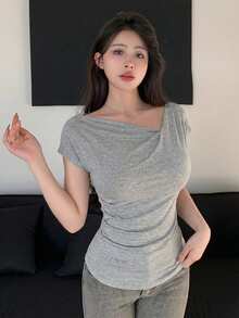 DAZY Camiseta de mujer de manga corta ajustada con cuello asimétrico de unicolor - Gris - Ver 3