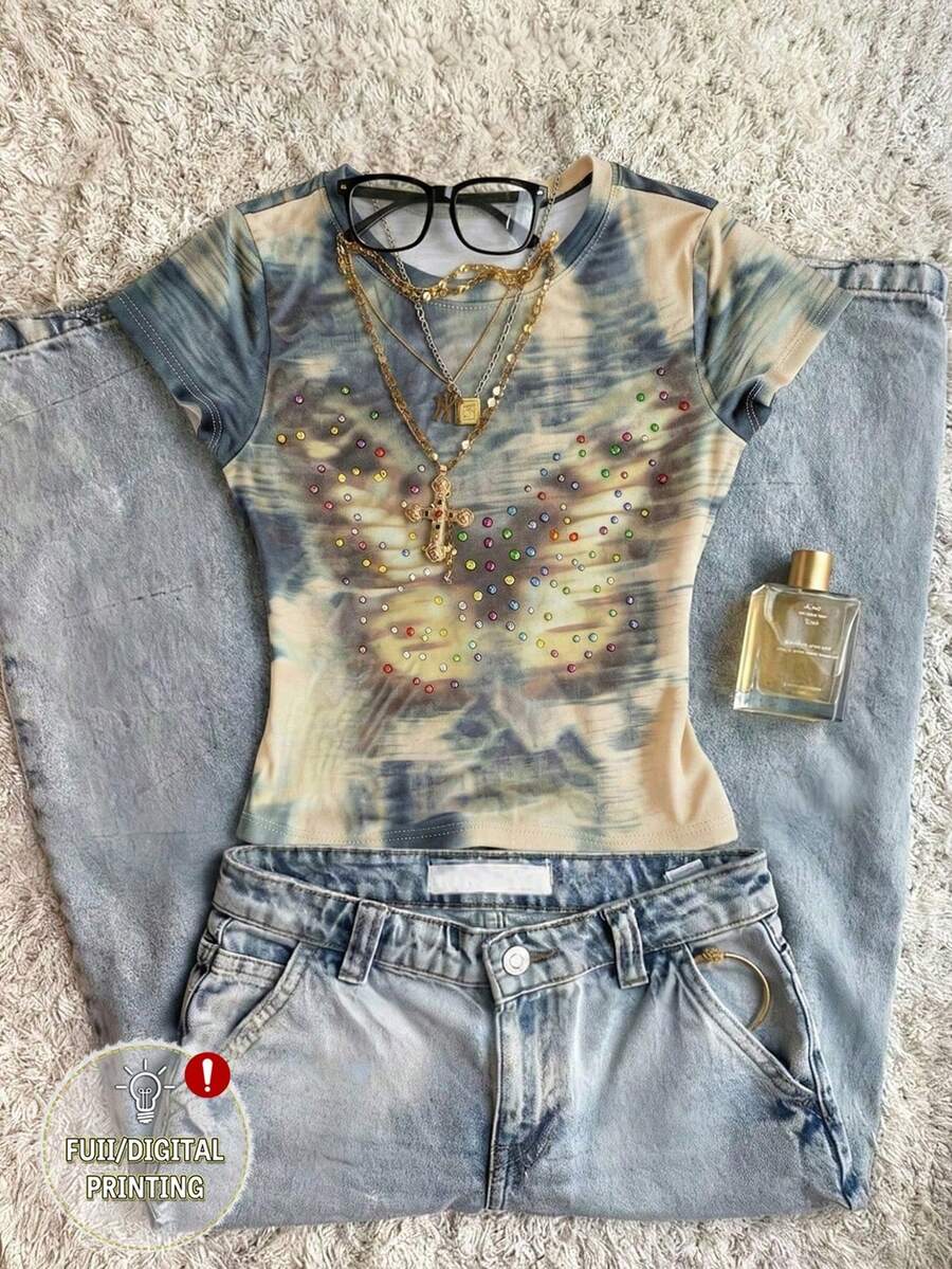 IslaSuriya Camiseta de manga corta con estampado digital de mariposa y adornos de diamante de imitación para mujer de talla grande - Multicolor - Ver 1