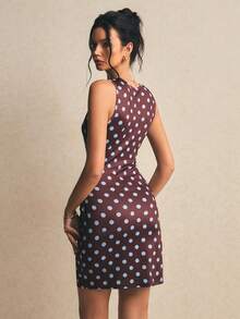 Poéselle Đầm ngắn không tay in chấm bi xếp ly cổ lệch vai dành cho nữ - màu nâu - Xem 2