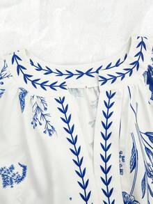 Franclia 这款别致的波西米亚风白色布料衬衫，短款泡泡袖，V领设计，饰有蓝色花卉图案，是女士的理想之选。这款短袖衬衫款式多样，包括V领、印花等，是夏季女士衬衫的完美搭配。 - 白色 - 查看 4