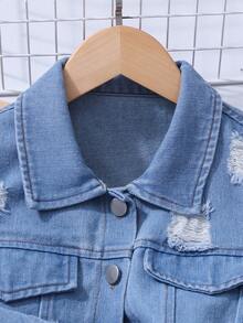 SHEIN Bộ đồ 2 mảnh cho bé gái tuổi teen: Áo hai dây dệt kim đen khoét lưng kết hợp với áo khoác denim rách, trang phục đi làm thường ngày. Áo crop top xanh dương bạc màu xoắn phía trước + áo hai dây dệt kim đen, bộ đồ thường ngày đa năng. - màu đen - Xem 5