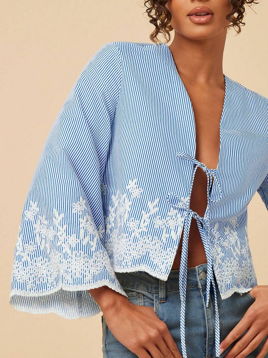 Travachic Áo kiểu nữ cổ chữ V sâu, tay loe, in họa tiết toàn thân, phong cách Boho, thắt nơ phía trước, thích hợp cho kỳ nghỉ, tiệc trà chiều, mùa cưới, du lịch biển, du lịch thành phố, kỳ nghỉ Boho, lễ hội âm nhạc, đồ đi biển, lễ Phục sinh, bãi biển, áo kiểu thanh lịch cho nữ. - Xanh và trắng - Xem 1