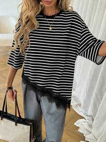 SHEIN LUNE 女士95%纯棉优雅黑色T恤，饰以黑白条纹印花和蕾丝不对称下摆——浪漫春夏度假风，完美适用于海滩、邮轮、约会之夜、派对、办公室穿着、工作通勤装、音乐节、西部风情节、春假、海岛女孩复古海滨风、婚礼宾客装、城市旅行和优雅假日装扮。 - 彩色 - 查看 3