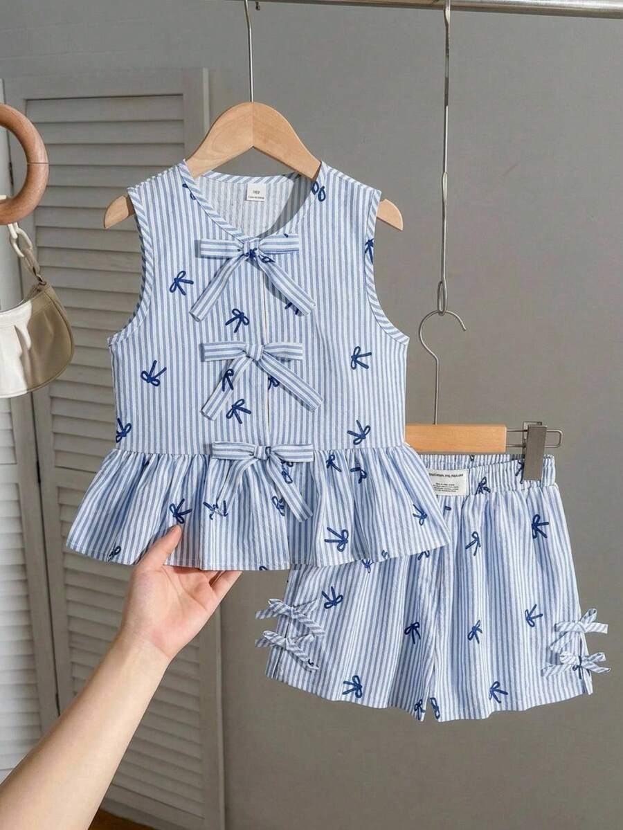 SHEIN Bộ đồ bé gái sọc xanh trắng có nơ - Bao gồm: Áo không tay thoải mái có nơ trang trí và quần short viền bèo nhún, họa tiết bướm, chất vải mềm mại phù hợp cho mùa hè, thiết kế sọc và nơ ngọt ngào cho trang phục hàng ngày/thường ngày, vừa vặn thoải mái, dễ phối đồ và bảo quản, tạo nên vẻ ngoài tươi tắn và dễ thương cho bé gái. - Màu xanh lam - Xem 1