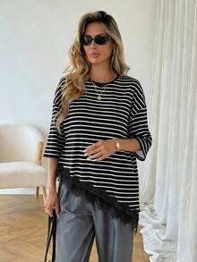 SHEIN LUNE 女士95%纯棉优雅黑色T恤，饰以黑白条纹印花和蕾丝不对称下摆——浪漫春夏度假风，完美适用于海滩、邮轮、约会之夜、派对、办公室穿着、工作通勤装、音乐节、西部风情节、春假、海岛女孩复古海滨风、婚礼宾客装、城市旅行和优雅假日装扮。 - 彩色 - 查看 5