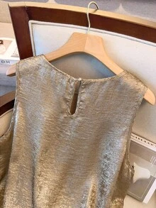 GlowEve CURVE 大码女式奢华金属休闲无袖上衣，适合夏季日常和节日派对穿着 - 金色 - 查看 7