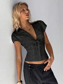 SHEIN TRNDY 女士白色纯棉V领蕾丝边波西米亚风提花系带荷叶袖衬衫，适合海滩度假、休闲和通勤穿着。 - 黑色 - 查看 6