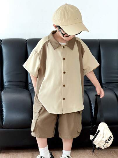 Bộ 2 món kiểu Hàn Quốc dành cho bé trai, gồm áo sơ mi cổ bẻ dáng rộng và quần short kaki, thích hợp cho các dịp xuân/hè như đi chơi, ngày Valentine, hẹn hò, du lịch, nghỉ lễ, họp mặt gia đình, tựu trường, đám cưới, tiệc tùng, thể thao, sinh nhật.