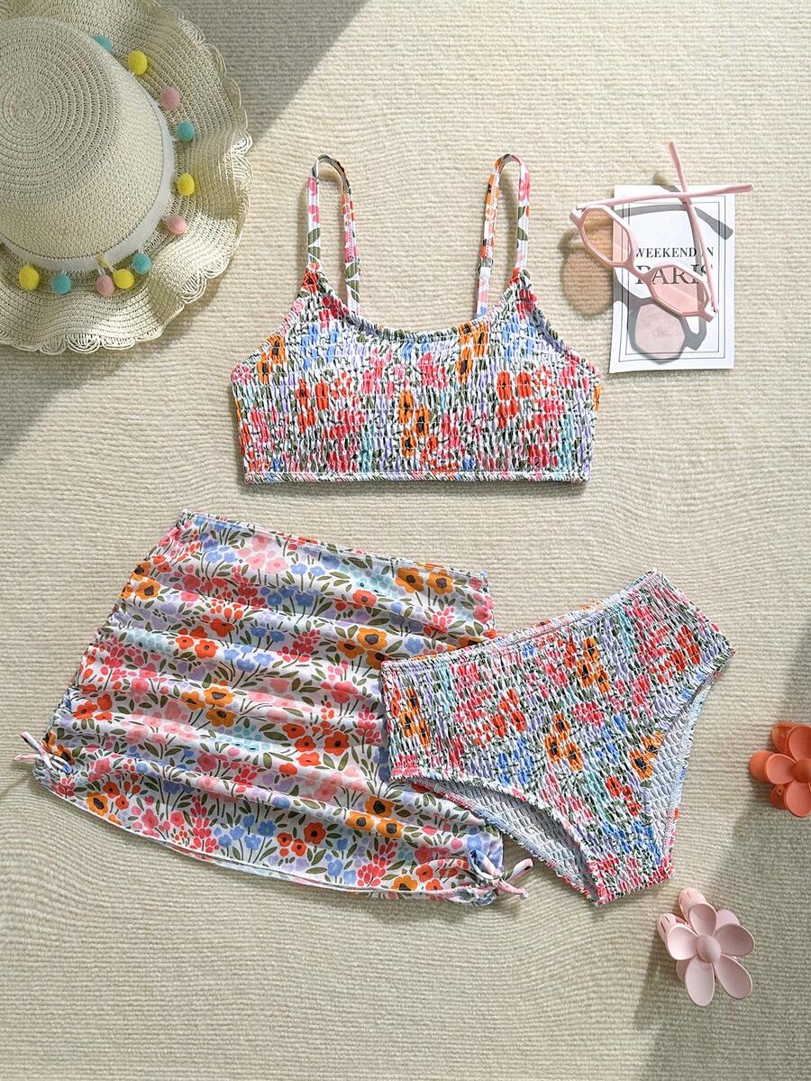 SHEIN Bộ bikini 3 mảnh in họa tiết hoa, kiểu dáng nghỉ mát, họa tiết ngẫu nhiên, bộ đồ bơi ba mảnh in hoa nhiều màu sắc, chất liệu mềm mại, thân thiện với da, nhanh khô, phù hợp cho trẻ lớn và bé gái. Kèm theo khăn sarong có dây rút cùng màu. Hoàn hảo cho các bé gái tuổi teen đi biển, hồ bơi và các hoạt động nghỉ hè. Bộ bikini, đồ bơi, đồ tắm cho bé gái, bikini in họa tiết hoa cho bé gái 8 tuổi, bộ hai mảnh mùa hè, bộ hai mảnh cho bé gái, quần áo tuổi teen, bộ đồ cho bé gái, trang phục nghỉ hè, bộ hai mảnh, bộ hai mảnh mùa xuân. - Nhiều màu - Xem 1