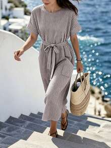 Breezaya 2026 Neuankömmling gestreiftes Maxikleid - Rundhalsausschnitt, Kurzarm, Dropped Shoulder, locker geschnitten mit Gürtel-Schleife und asymmetrischem Saum, lässiger Büro-Minimalismus Urlaubsstil, Dopamin-Farbe, eisblau, mühelos chic, Streifen 2026 - Braun - Übersicht 4