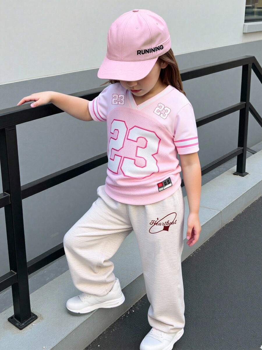 SHEIN 两件套女婴运动休闲套装,粉色数字印花白色撞色V领短袖T恤搭配灰色印花长裤,适合日常穿着、运动场合和街头时尚,夏季女婴服装套装 - 粉色 - 查看 1