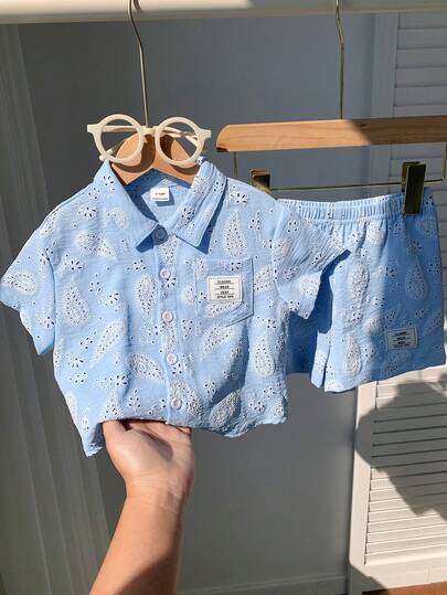 SHEIN Bộ đồ hè cho bé trai gồm áo sơ mi và quần short xanh dương, quần short đi biển, trang phục đi nghỉ mát, bộ đồ dễ thương cho bé trai.