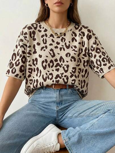 Blusa de punto para mujer, diseño animal print, manga corta, cuello redondo textura suave, ajuste cómodo, estilo moderno, prenda ligera ideal para outfits casuales y urbanos corte regular, elegante y versátil, ideal para oficina, uso diario y outfits casuales