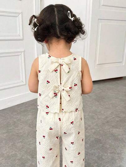 SHEIN Bộ 2 món áo không tay họa tiết hoa và quần ống rộng thoải mái cho bé gái, bộ đồ 2 mảnh cho trẻ em, bộ váy hoa phong cách cổ điển cho bé gái, quần áo trẻ em gái, bộ áo nơ và váy hoa cho bé gái, bộ áo nơ, bộ đồ cho bé gái, bộ quần áo cho bé gái, bộ váy cho bé gái, bộ váy cho bé gái, bộ váy hoa, bộ 2 mảnh cho trẻ nhỏ, bộ áo nơ và váy cho bé gái, bộ đồ đôi cho chị em, áo nơ và váy cho trẻ nhỏ.