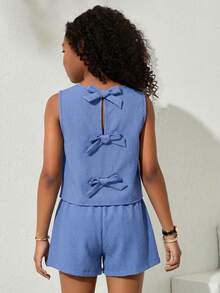 Bộ đồ 2 món cho bé gái tuổi teen: áo tank top cổ tròn chất liệu vải có họa tiết, thắt nơ sau lưng và quần short. - Màu xanh nhạt - Xem 4