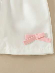 Souflis Souflis Nouveau ensemble mode été français pour bébé fille, avec Top à col rond et manches courtes avec imprimé nœud délicat, décoré d'un ourlet à volants, assorti à un short blanc avec accent nœud. Tenue adorable et à la mode, convient pour l'école, les sorties et les jeux. - Rose bonbon - Voir 7