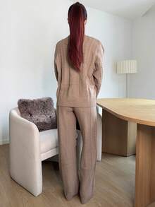 Abrilcols 女式卡其色圆领长袖休闲毛衣上衣和裤子两件套，冬季服装 - 卡其色 - 查看 2