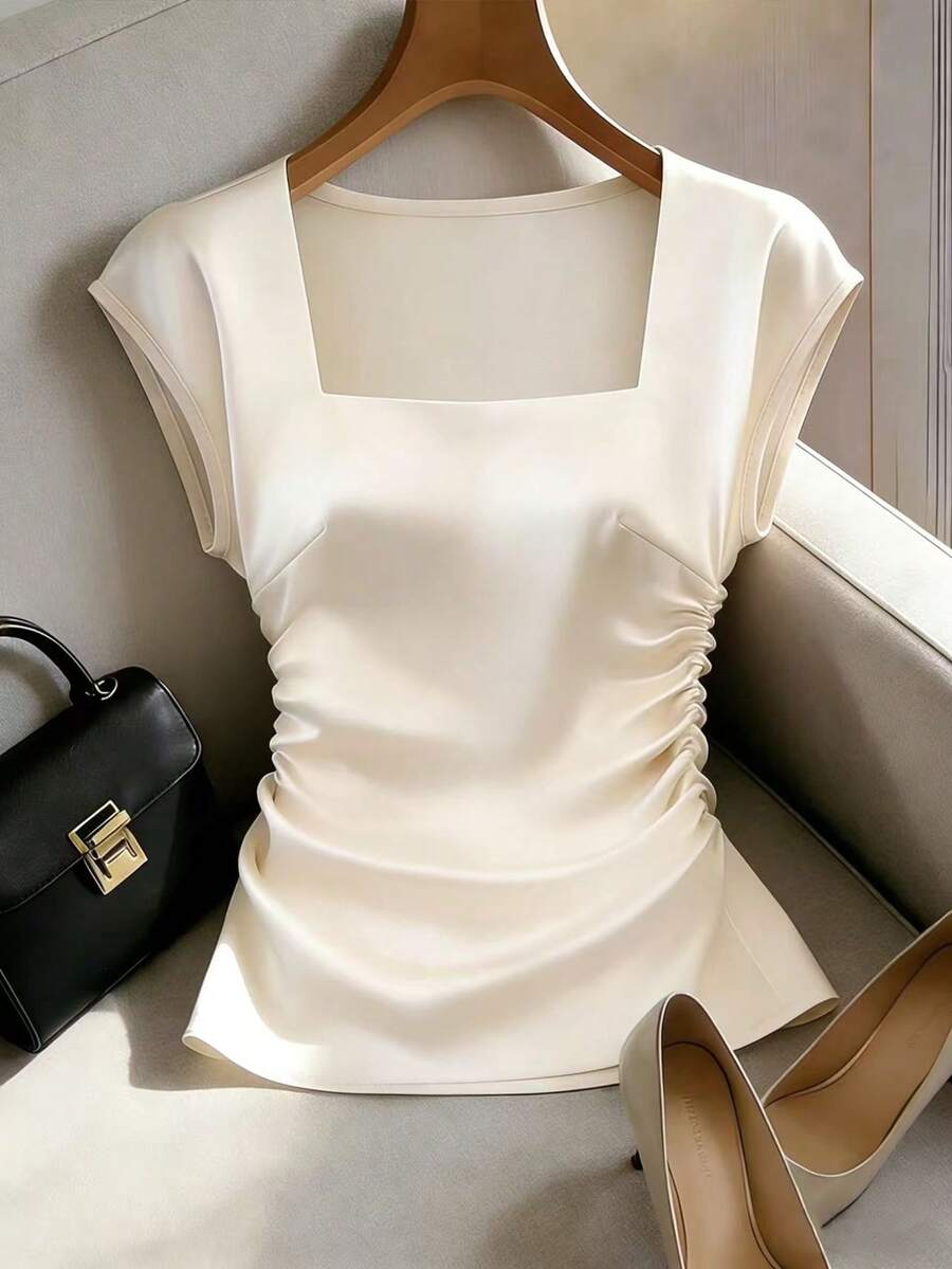 SHEIN Franclia 女士优雅浪漫法式风格衬衫，半袖方领，腰部褶皱设计，高档缎面面料，优雅女士衬衫，优雅女士套装，夏季度假套装，女士休闲衬衫，女士休闲套装，白色衬衫，黑色衬衫，女士夏季衬衫，春夏套装，新款女士衬衫 - 杏色 - 查看 1