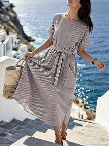 Breezaya 2026 Neuankömmling gestreiftes Maxikleid - Rundhalsausschnitt, Kurzarm, Dropped Shoulder, locker geschnitten mit Gürtel-Schleife und asymmetrischem Saum, lässiger Büro-Minimalismus Urlaubsstil, Dopamin-Farbe, eisblau, mühelos chic, Streifen 2026 - Braun - Übersicht 3