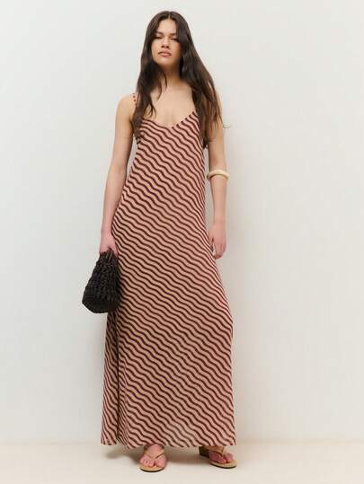 Nöista V领无袖长连衣裙，深酒红色和米白色波浪条纹拼接，后背配有可调节肩带。适合夏季、春季、假日、节日、度假等场合。