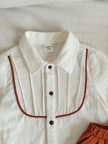 SHEIN Bộ 2 món cho bé trai mùa xuân/hè kiểu Preppy: áo sơ mi trắng tay ngắn và quần đùi yếm xanh, trang phục lịch lãm, vest trang trọng, thích hợp cho các dịp lễ, 1 tháng tuổi, lễ rửa tội và sinh nhật 1 tuổi, tiệc mừng em bé chào đời, trang nhã, khách dự đám cưới, phù rể, phù rể nhí, đám cưới. - màu nâu - Xem 5