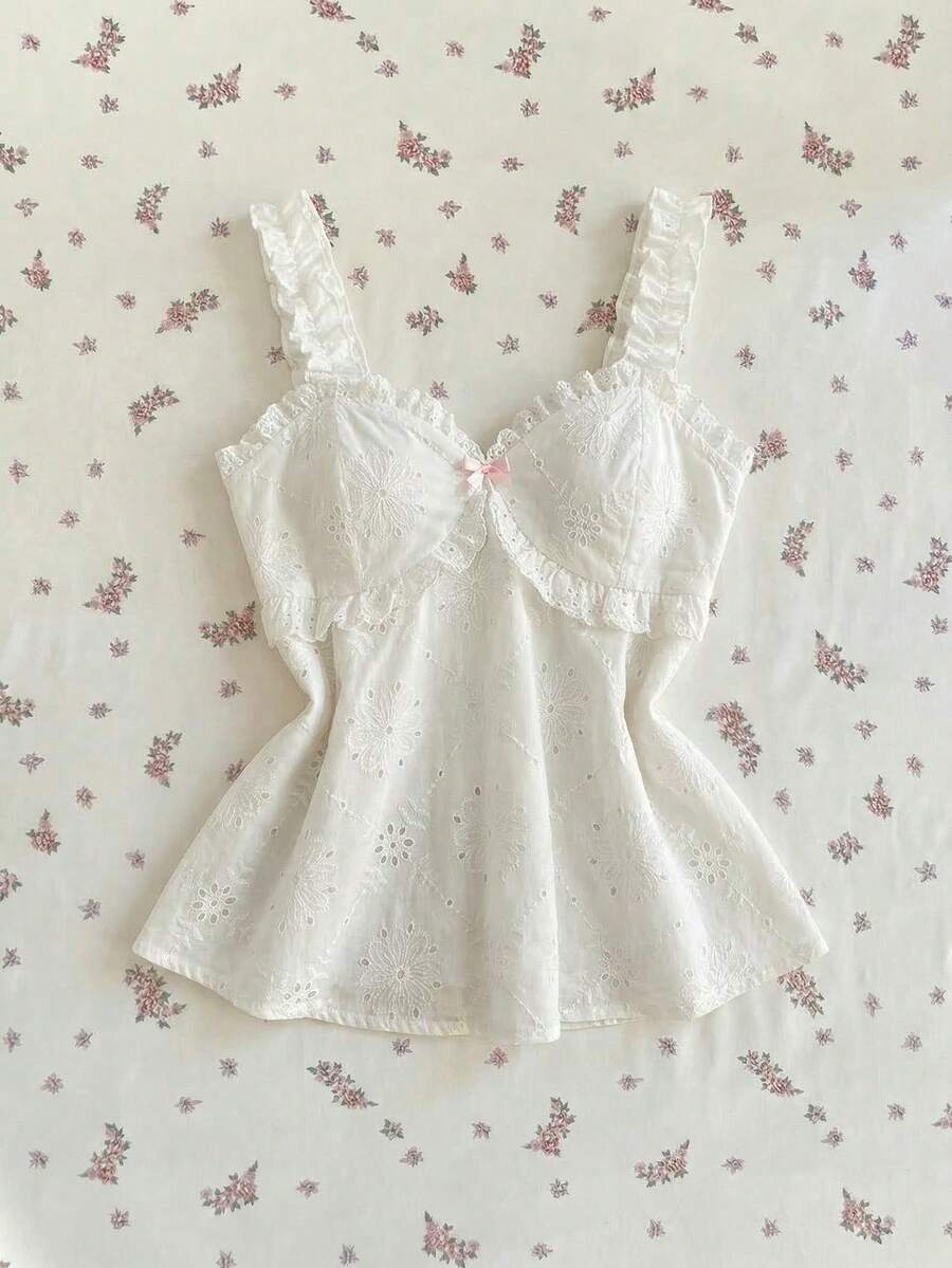 Flirla Camiseta sin mangas casual y dulce con volantes bordados en blanco para mujer, versátil para salidas, citas, adecuada para primavera/verano, temporada de vuelta al colegio - Blanco - Ver 1