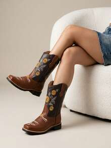 Botas vaqueras en piel genuina para mujer con bordado, punta redonda, sin cordones, tacón bajo, estilo vintage para oficina y fiesta - Marrón - Ver 1