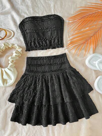 Bộ đồ 2 món cho bé gái tuổi teen gồm áo ống dệt kim màu đen và chân váy ngắn, trang phục thường ngày thoải mái khi đi nghỉ mát, thích hợp cho cắm trại, bãi biển và chụp ảnh.