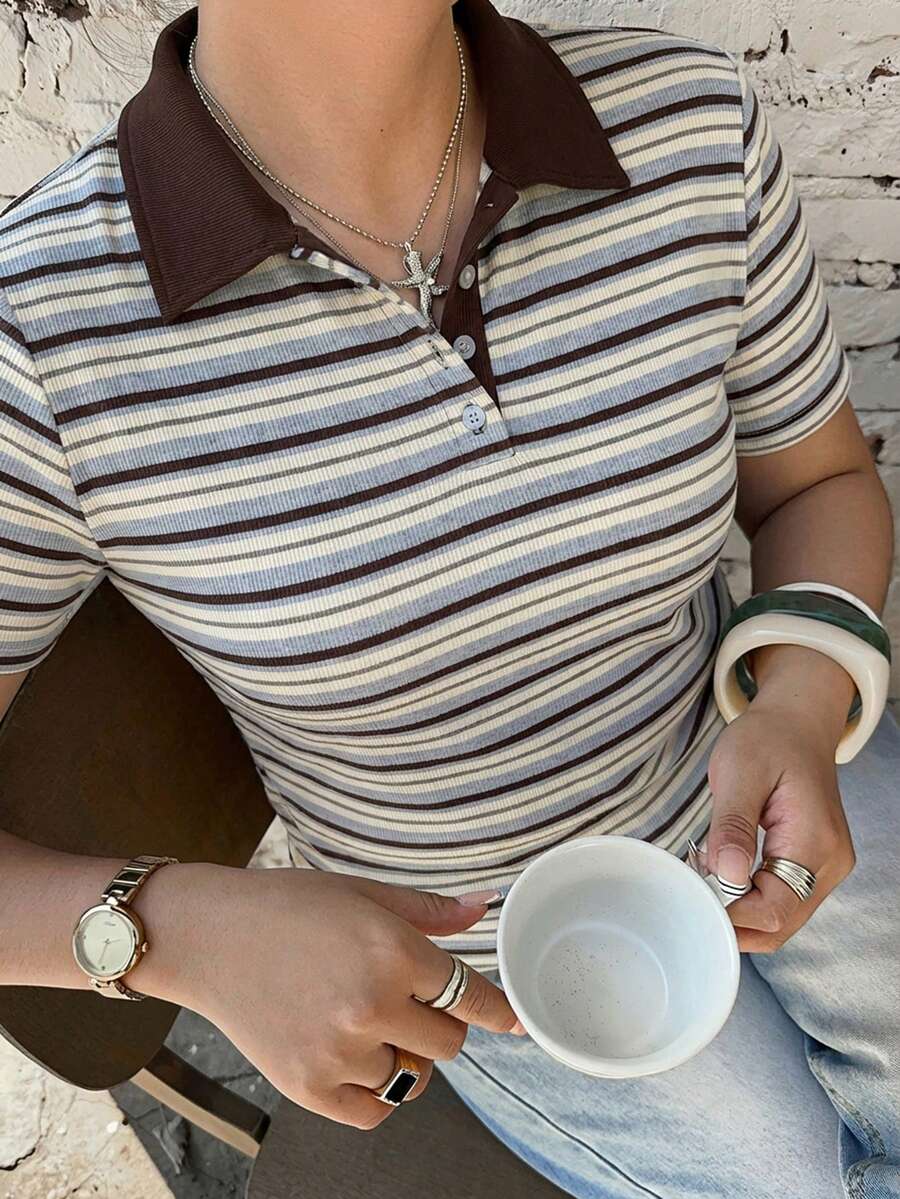 Dazy Plus 對比色拼接圓領時尚條紋短袖街頭風大尺碼女款T恤,春夏度假穿搭 - 藍色 - 查看 1