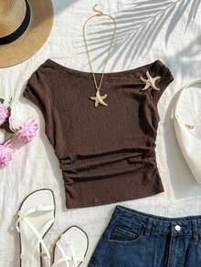 SHEIN Áo croptop xếp ly không dây màu cà phê đậm dành cho bé gái tuổi teen, chất liệu vải gợn sóng, điểm nhấn là cúc kim loại hình sao biển một bên, kiểu dáng ôm sát, vai lệch bất đối xứng gợi cảm, áo thun thắt eo đa năng mùa hè, áo tay ngắn phong cách retro sang trọng phù hợp mặc thường ngày/hẹn hò, áo sơ mi dệt kim cổ lệch bất đối xứng. - Cà phê nâu - Xem 7