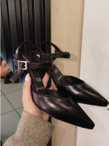 Zapatilla Negra de Punta Afinada con Correa y Tacón Bajo - Negro - Ver 2