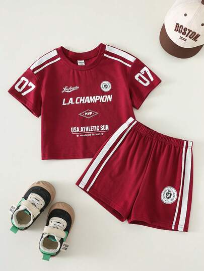 SHEIN 2 piezas Conjunto deportivo casual de verano para niño pequeño, camiseta rojo burdeos y pantalones cortos, conjunto deportivo rojo
