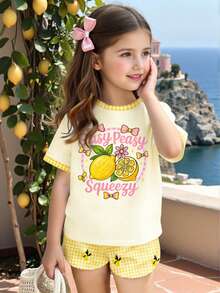 SHEIN 两件套少女夏季套装，可爱甜美图案，柠檬黄，复古沙滩风蝴蝶结柠檬水果印花，青少年休闲简约短袖圆领T恤和短裤，适合日常穿着、街头风、外出、居家、度假、返校、春夏等场合。 - 彩色 - 查看 3