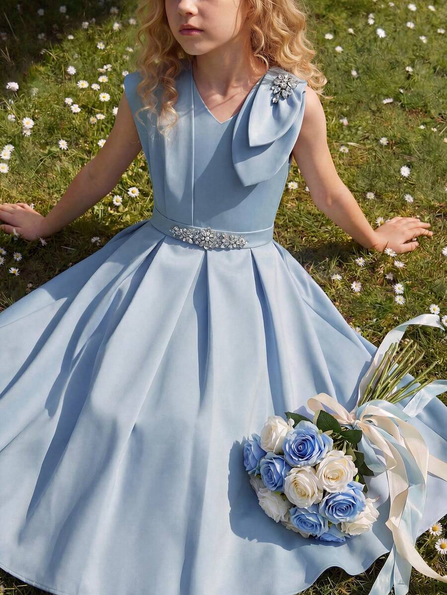 优雅不对称袖纯色连衣裙,适合少女穿着,配有腰带、水晶花朵和金属装饰,适合参加派对和重要活动。 - 藍色 - 查看 1