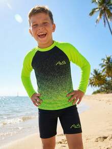 SHEIN Conjunto informal de camiseta rashguard y pantalones cortos de baño con degradado amarillo y negro, adecuado para el verano, para niño preadolescente - Verde - Ver 3