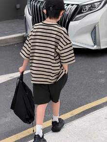 2件套男童休闲韩版宽松条纹撞色印花口袋圆领短袖T恤和纯色短裤套装，适合通勤、上学、日常休闲、运动、春夏穿着。 - 黑色 - 查看 2