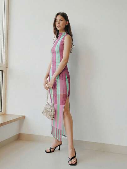 Nöista 修身无袖连衣裙，竖条纹印花，以酒红色和紫色为主色调。适合春季、夏季穿着，打造春日造型，优雅大方，可作为婚礼宾客礼服或正式场合穿着。