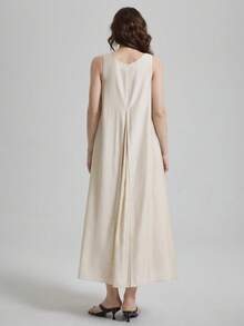 女士天丝亚麻灰色连衣裙，采用舒适亲肤的高端莱赛尔纤维面料，双面V领设计，前后均有褶裥，A字版型，配有侧袋，适合现代都市商务休闲、办公室穿着、通勤、高品质机场穿搭、低调复古风、邮轮装扮，尽显简约奢华感，是四季皆宜的百搭连衣裙，属于都市主题系列。 - 杏色 - 查看 3