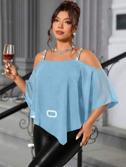 Cravure Blusa elegante de encaje con hombros descubiertos y transparencia parcial para tallas grandes, ideal para el verano