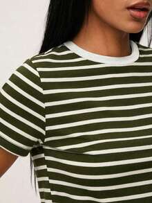 SHEIN BASICS 女款條紋印花圓領短袖休閒百搭T恤 夏季 - 軍綠色 - 查看 5